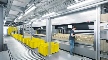 SSI LOGIMAT tárolóautomata és szállítópálya tárolóládákkal