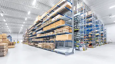 Articles mesurant jusqu'à 9 m de long et stockés dans des cantilevers