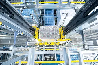 Warehouse machine Schäfer Lift&Run in combination with channel storage system