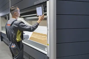 Picking at the SSI LOGIMAT Vertical Lift Module
