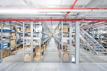 Fachboderegale R 3000 in einer mehrgeschossigen Anlage