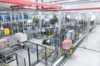Sínvezetésű járműrendszer a svéd Coop elosztóközpontban