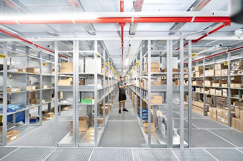 Préparation de commandes dans des rayonnages