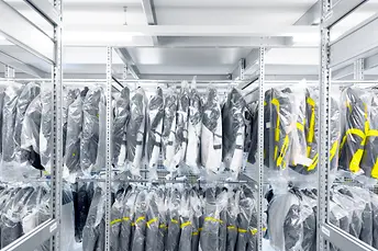 Rayonnages avec portants vêtements